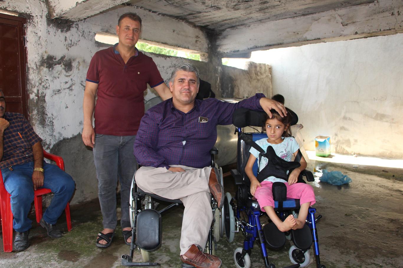  Engelli maaşıyla kız çocuğa tekerlekli sandalye aldı